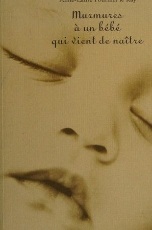 Murmures à un bébé qui vient de naître
